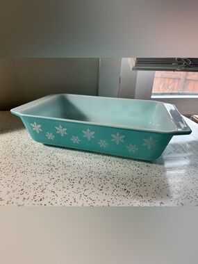 Vintage Pyrex turquoise snowflake Space Saver base (no lid)